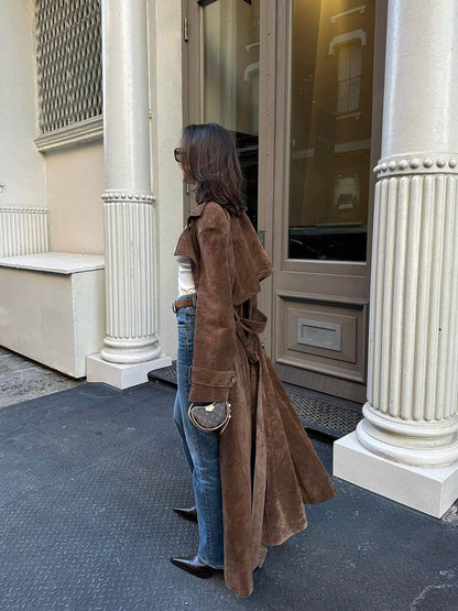 Abrigo Trench Molly: Elegancia en Suede Sintético