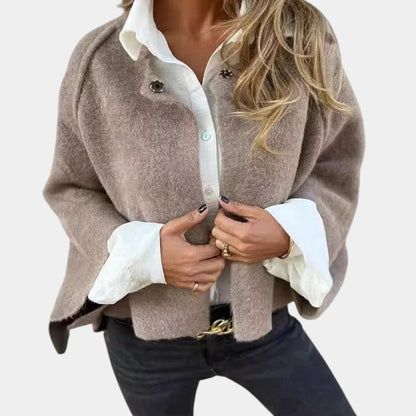 Sabrina | Chaqueta Boxy Clásica: Estilo Atemporal y Confort